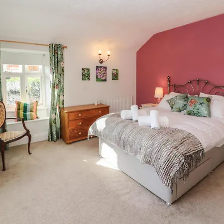 2 Birkhead Windermere